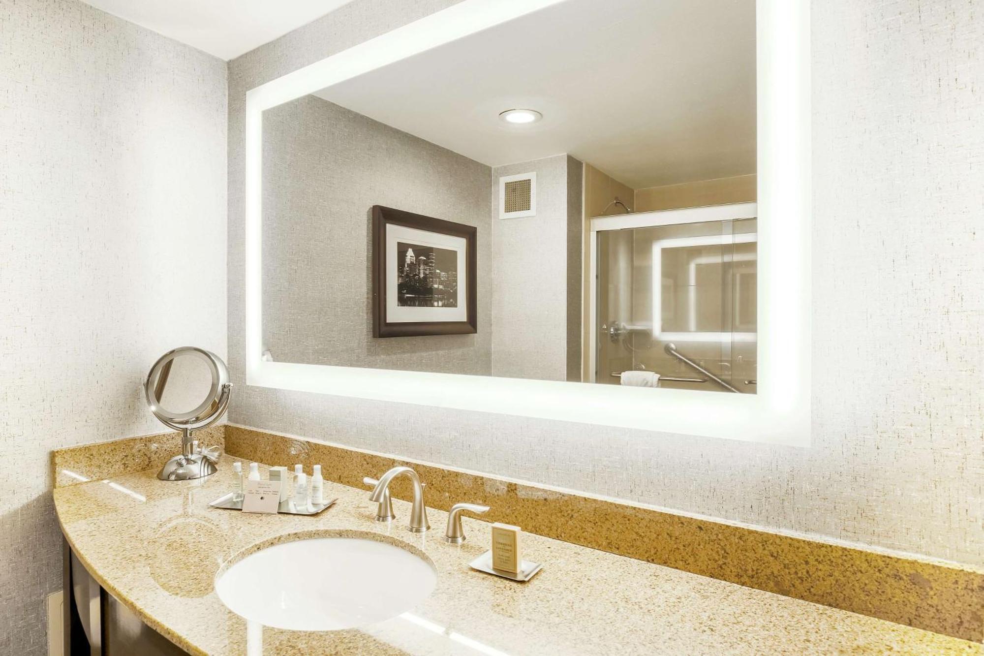 Doubletree By Hilton Austin-University Area Extérieur photo